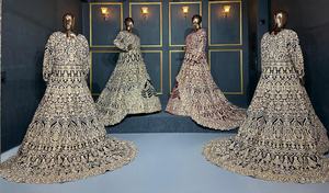 Lehenga en velours de travail lourd complet avec des détails riches en longs sentiers et des pierres Jarkan étincelantes pour la mariée et la fête - Product Image 2