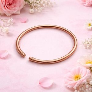 Bracelet jonc ouvert en or rose poli miroir, minimaliste, en métal tubulaire massif, pour femme - Product Image 2