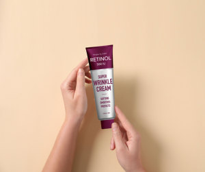 Crema Facial Antiarrugas y Reafirmante con Retinol 500 UI y Pantenol en Tubo, con Fórmula Densa para Elasticidad e Hidratación - Product Image 1