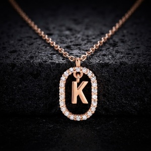 Pendentif lettre K en or rose avec cristaux de strass sertis dans un cadre ovale, pour un usage quotidien, style classique unisexe - Product Image 1