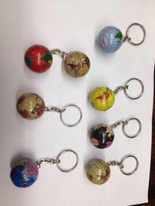 Porte-clés globe terrestre vintage en laiton, souvenir de voyage antique - Product Image 2