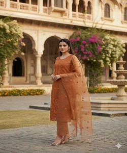 Ensemble haut et bas en coton sergé moderne avec broderie et dupatta, tenue de fête, prix de gros, vêtement ethnique, orange - Product Image 1