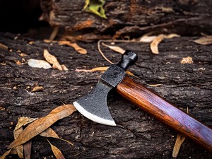 Hacha Vikinga Industrial de Acero al Carbono Forjada a Mano, Mango Tallado a Mano OEM Personalizado, Hacha con Barba, Funda de Cuero, para Camping y Bushcraft - Product Image 3