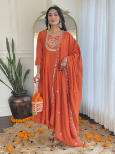 Conjunto de Kurta Recta Bordada en Seda Vichitra Naranja para Mujer con Pantalón de Rayón y Dupatta Bordada en Seda Vichitra - Product Image 2
