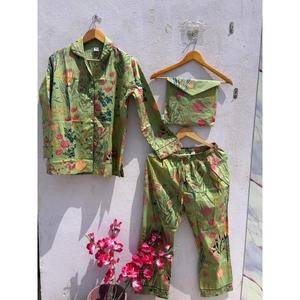 Pyjama personnalisé à imprimé floral pour femme, pyjama de vacances, pyjama floral de mariée, ensemble de pyjama floral monogrammé, Bridesmaid Pro - Product Image 1