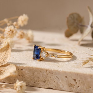 Bague de luxe en gros plaquée or jaune 18 carats avec pierre bleue taille émeraude, personnalisable en moissanite / zircone cubique, bijoux de mariage et de fiançailles - Product Image 3
