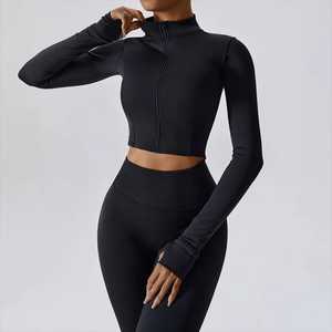 Ensemble 2 pièces de sport personnalisé le plus vendu : pantalon de yoga doux et extensible, crop top, séchage rapide, vêtements de sport pour la gym, la course et les activités sportives pour femmes - Product Image 4