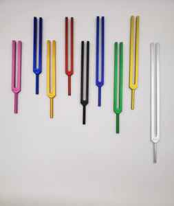 ชุดเครื่องมือแพทย์สำหรับการบำบัดด้วยเสียงคริสตัลควอตซ์แบบจักระ พร้อมค้อนและตะเกียงจับเสียง  โดย Dentavex - Product Image 1