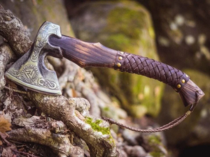 Hache Tomahawk LEGACY BLADES en acier à haute teneur en carbone, fabriquée à la main, avec manche en bois de frêne gravé, lame forgée, qualité industrielle, hache de plein air OEM - Product Image 3