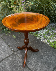 Mesa Auxiliar Redonda de Madera Maciza con Pedestal Decorativo, Mesa Pequeña de Madera para Sala de Estar, Mueble de Acento - Product Image 4