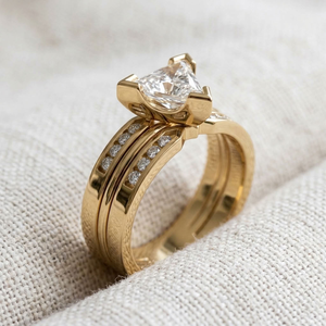 Anillo de Compromiso y Boda de Oro de 14K con Diamante Natural de Corte Triangular para Mujer - Regalo de Aniversario y Fiesta - Product Image 3
