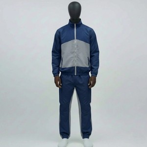 Ensemble de survêtement classique pour homme avec veste zippée et pantalon, design minimaliste, tenue de sport athlétique, streetwear, entraînement en salle de sport, personnalisable OEM - Product Image 4