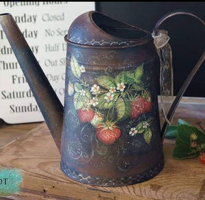 Bidon d'eau galvanisé décoré en émail avec de fins détails floraux pour les maisons d'inspiration antique et les amateurs de jardinage - Product Image 5