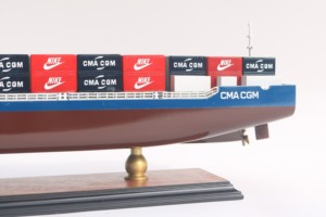 Contenedores Rojos y Azules CMA CGM - Modelo de Buque de Carga Comercial de Madera Hecho a Mano - Product Image 4