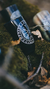 Taza de cuerno de búfalo pulido y tallado ecológico de Faiza Craft con brújula vikinga Vegvisir y runas Elder Futhark - Product Image 2