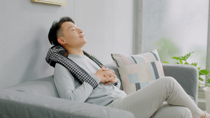 Masseur pétrissant et poussant pour les douleurs au cou et aux épaules des employés de bureau - Product Image 6