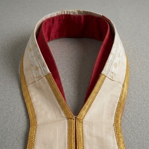 Étole liturgique en soie faite à la main, brodée de motifs dorés, avec franges, design personnalisé - Product Image 4