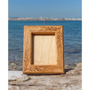Cadre photo en bois fait main, grain naturel de luxe, design feuille gravée, cadre photo de bureau en bois massif, décoration intérieure, cadeau - Product Image 1