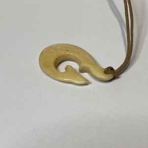 Collar con Colgante de Gancho Tribal Tallado a Mano - Product Image 5