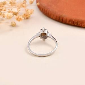 Anillo Solitario de Cuarzo Ahumado con Corte Esmeralda y Moissanita, Plata de Ley 925, Anillo de Cóctel, Elegante Regalo para Mujer - Product Image 6