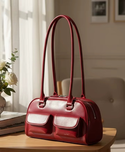 Sac à bandoulière rétro pour femme en cuir véritable rouge cerise, motif bonbon, résistant à l'eau, fermeture éclair, deux poches avant - Product Image 1