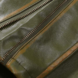 Chaqueta de Cuero Unisex con Textura Suave y Acabado Premium, Estilo Urbano, Cuello Alto, Resistente al Viento, con Logotipo Frontal, para Invierno - Product Image 3