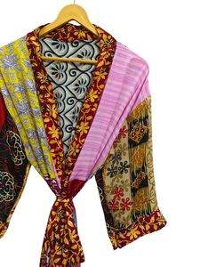 Robe kimono de luxe en soie patchwork, cache-maillot de bain, tenue de nuit, longue robe, kimono indien vintage fait main en soie de sari recyclée - Product Image 3