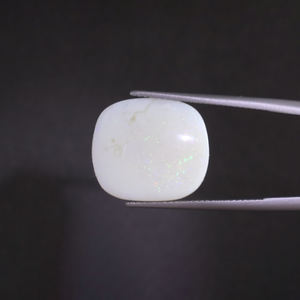 โอปอลสีขาวธรรมชาติ รูปทรงคุชชั่น น้ำหนัก 6.75 กะรัต ขนาด 17.5x15.5 มม. ได้รับการรับรองจาก IGI ขัดเงาด้วยมือ  ลงแว็กซ์/น้ำมัน - Product Image 1