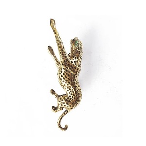 Manija de puerta de hierro forjado resistente al óxido, fácil de instalar, con diseño de guepardo en tonos dorados y un patrón de lunares. - Product Image 1