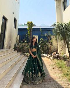 Ensemble de lehenga de mariage traditionnel indien pakistanais vert brodé pour femmes avec bordure argentée, coupe régulière, longueur au sol, en soie - Product Image 2