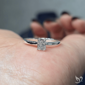 Anillo de compromiso minimalista con diamante pequeño de corte radiante cultivado en laboratorio en oro blanco de 10k - Product Image 5