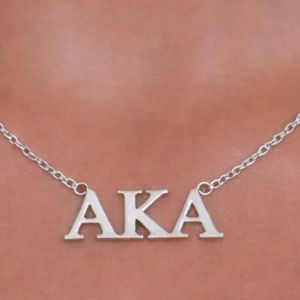 Collar con colgante de letra AKA plateado para mujer, elegante joyería de moda inspirada para uso diario, accesorio de regalo con dije. - Product Image 2