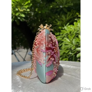 Pochette de soirée brodée florale et perlée avec chaîne et rabat – Sac à main de fête avec doublure en polyester - Product Image 2