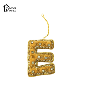Adornos Navideños de Alfabeto en Terciopelo Dorado de Calidad de Exportación, Decoración Colgante con Cuentas Zardosi Hechas a Mano - Product Image 1