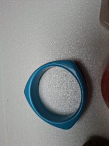 Bracelets en résine colorés tendance avec finition polie pour les marques de bijoux de mode et les acheteurs en gros - Product Image 2