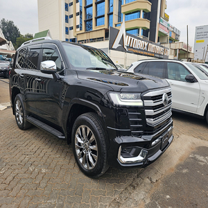 Cómodo Toyota Land Cruiser Heritage Edition con caja de cambios automática, en perfecto estado y con elegante interior de cuero oscuro. - Product Image 6