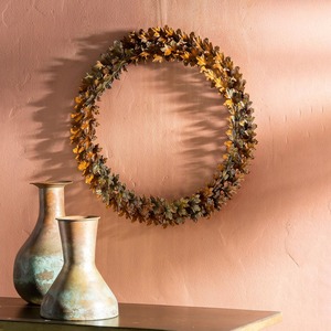 Magnifique couronne métallique avec un grand cercle dense de feuilles de chêne superposées, fini d'une finition bronze antique métallique, pour la décoration. - Product Image 6