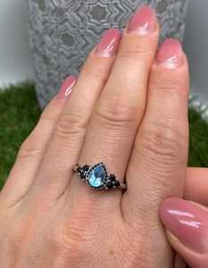 Anillo de Topacio Azul Cielo Natural y Espinela Negra, Plata de Ley 925 Chapada en Oro, Talla 8.75 US, Hecho a Mano, Regalo para Mujer, Venta al Por Mayor - Product Image 2