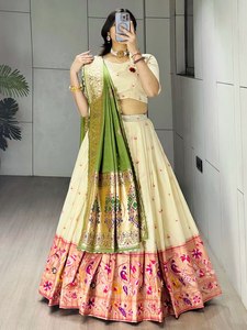 Ensemble de lehenga Paithani de créateur avec bordure riche et travail Butti - Product Image 2