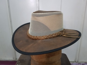 Sombrero de vaquero marrón de malla transpirable para verano, estilo western, con ala ancha de cuero, para equitación y actividades al aire libre - Product Image 4