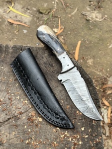 Couteau à dépecer artisanal en acier Damas avec manche en corne naturelle, personnalisable OEM ODM - Product Image 1
