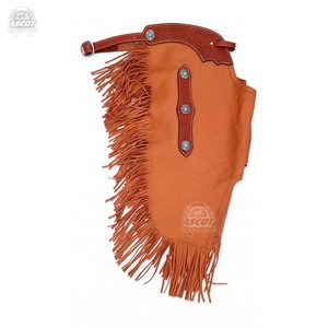 Chaps de qualité supérieure en daim de vache, style Bermuda, avec franges et travail artisanal. - Product Image 3