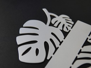 Organisateur de serviettes en acier inoxydable finition argentée, motif feuille inspiré de la nature, idéal pour les repas en extérieur sur patio et balcon, provenance Inde - Product Image 4