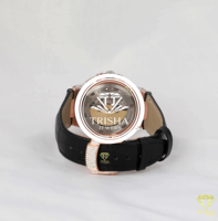 Montre de luxe pour homme en moissanite VVS, boîtier en or rose, bracelet en cuir noir, montre-bracelet de créateur personnalisée sertie de diamants par Trisha Jew