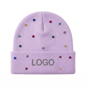 Bonnet d'hiver tricoté personnalisé brodé, doux et chaud, violet, avec décoration de perles et strass pour femme - Product Image 3