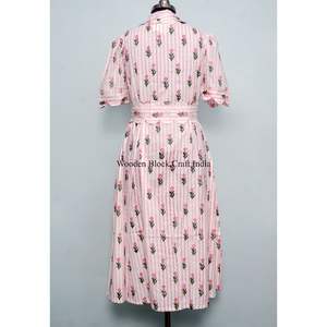 เดรสผู้หญิงขายดี ผ้าฝ้าย 100% ทรงมิดิ เป็นมิตรต่อสิ่งแวดล้อม ซักได้ ระบายอากาศดี ติดกระดุมและเข็มขัด ลายพิมพ์ คอวี แขนสั้น - Product Image 6