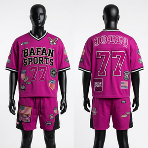 Ensemble maillot et short de football en polyester premium 160 GSM, design graphique rouge, logo personnalisé par sublimation, pour homme. - Product Image 5