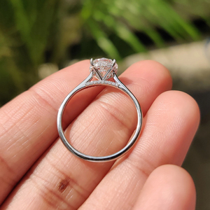 Bague de fiançailles pour femme en or massif 18 carats avec diamant rond taille brillant, style classique - Product Image 4