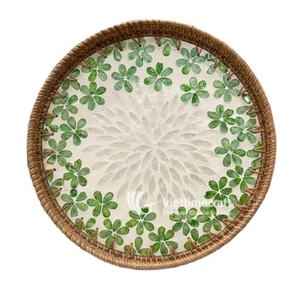 Bandeja Redonda de Ratán con Incrustaciones de Mosaico, Hoja Verde y Flor Blanca con Incrustaciones de Madreperla - Product Image 1