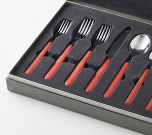 Ensemble de couverts modernes avec manches en plastique rouge et têtes argentées, compatibles lave-vaisselle, pour usage quotidien et réceptions. - Product Image 6